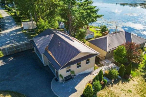 Stirling Lakehouse - Cozy Waterfront Cottage